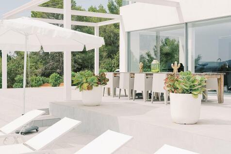 Modernistic 7 bedroom countryside property for sale
