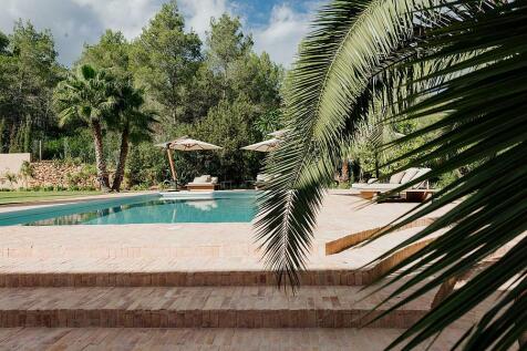 Spacious family home with privacy for sale