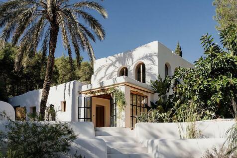 Spacious family home with privacy for sale