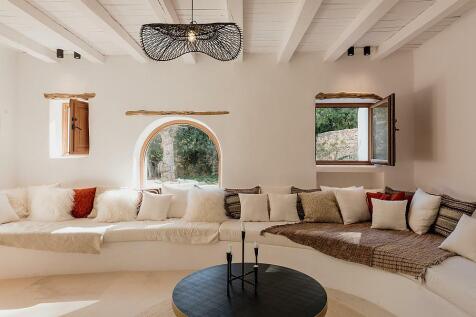 Spacious family home with privacy for sale
