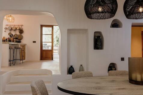 Spacious family home with privacy for sale