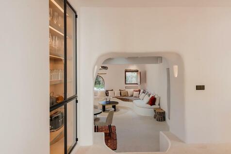 Spacious family home with privacy for sale