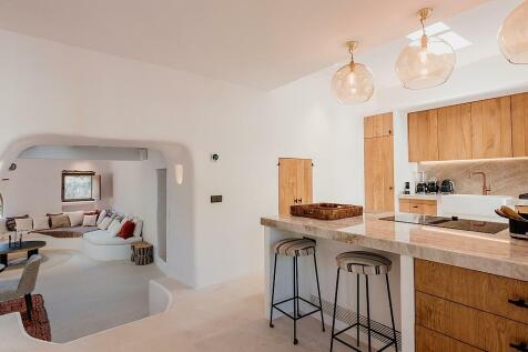 Spacious family home with privacy for sale
