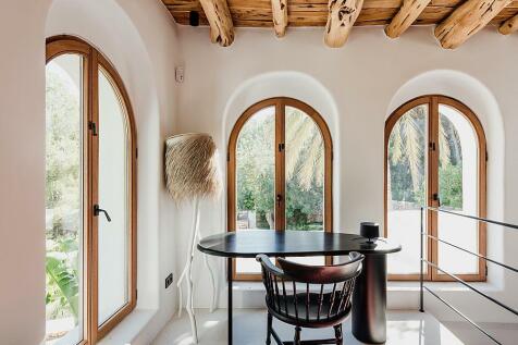 Spacious family home with privacy for sale