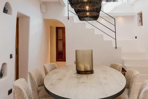 Spacious family home with privacy for sale