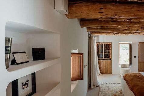 Spacious family home with privacy for sale