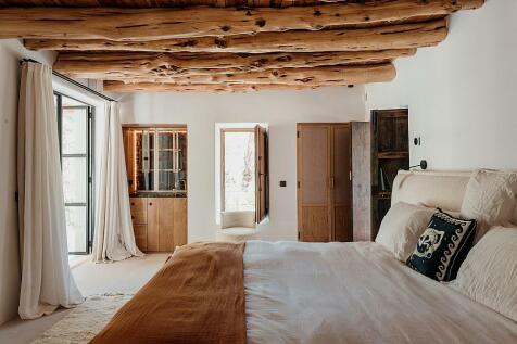 Spacious family home with privacy for sale