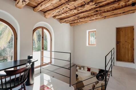 Spacious family home with privacy for sale