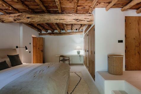 Spacious family home with privacy for sale