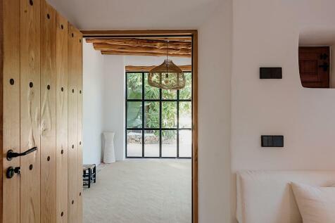 Spacious family home with privacy for sale
