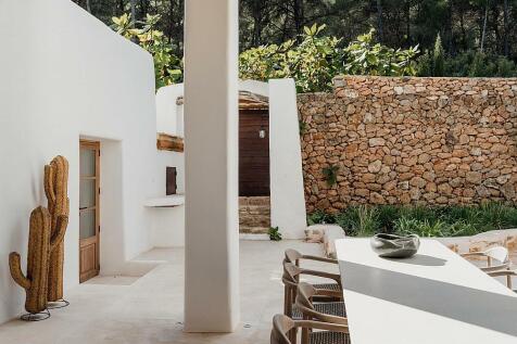 Spacious family home with privacy for sale
