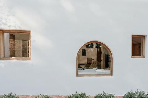 Spacious family home with privacy for sale