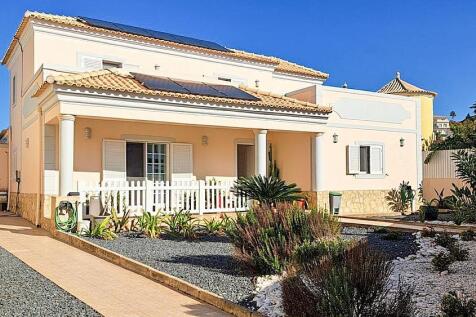 Sophisticated 4 bedroom villa for sale in Loule