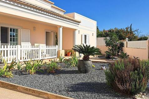 Sophisticated 4 bedroom villa for sale in Loule