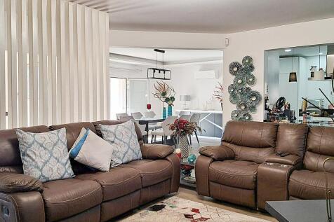 Sophisticated 4 bedroom villa for sale in Loule