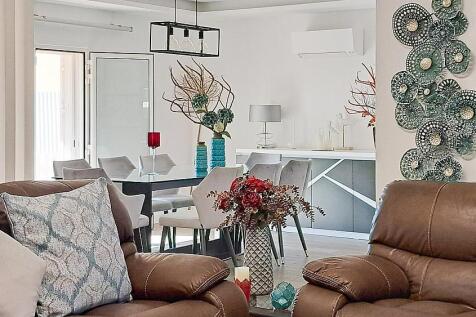 Sophisticated 4 bedroom villa for sale in Loule