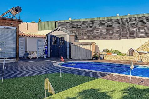 Sophisticated 4 bedroom villa for sale in Loule
