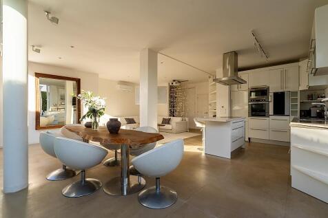Elegant Ground-Floor Residence in Santa Gertrudis