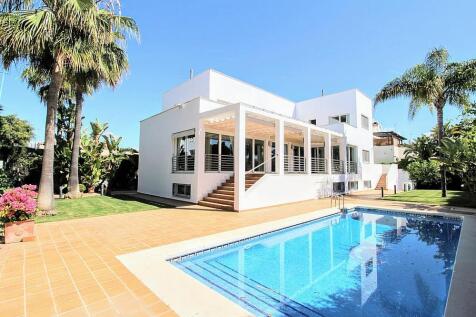 Beachside villa for sale in San Pedro de Alcántara