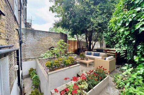 Private Rear Garden (furnishings and ...