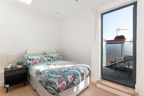 Garratt Lane 361 PH24.jpg