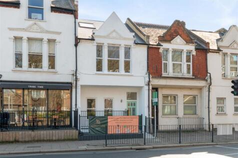 Garratt Lane 361 PH1.jpg