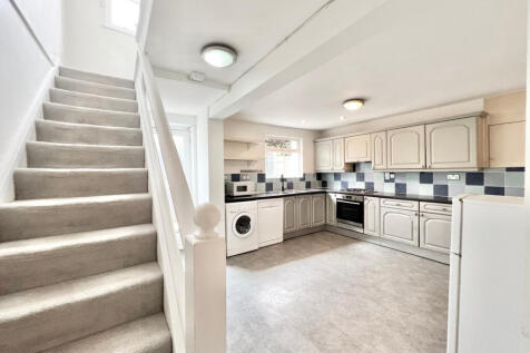 2 Bedroom Split Level Flat for Rent