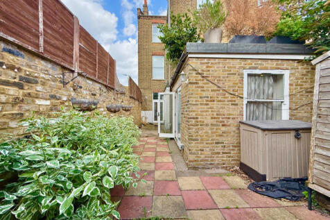 2 bedroom ground floor flat in queens park