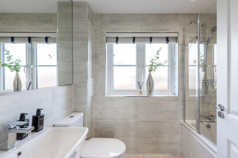 Balmoral 4 bedroom home, family bathroom