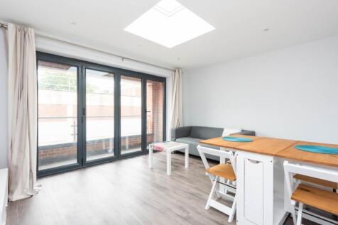 Flat 1 111 London Road High-5