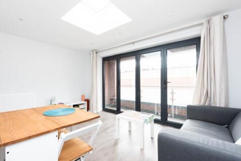 Flat 1 111 London Road High-7