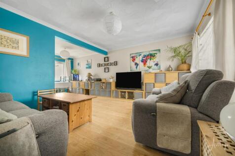 Lounge/Dining Area