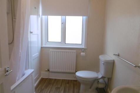 BATHROOM 3.JPG