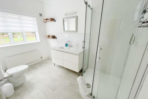 Bathroom 1.JPG