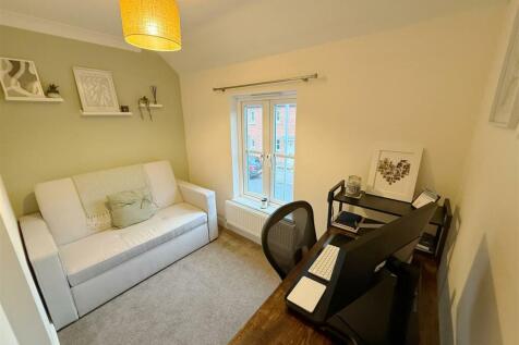 Bedroom / Study