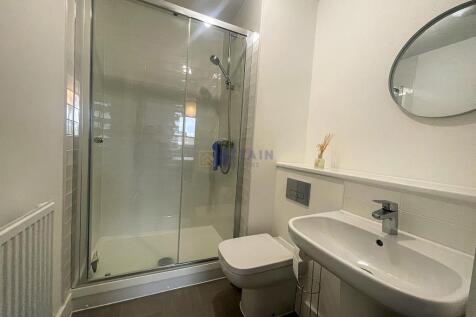 En-suite to Bedroom 2.jpg