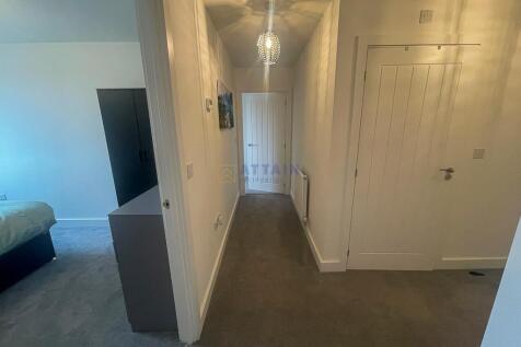 Hall to bedrooms.jpg