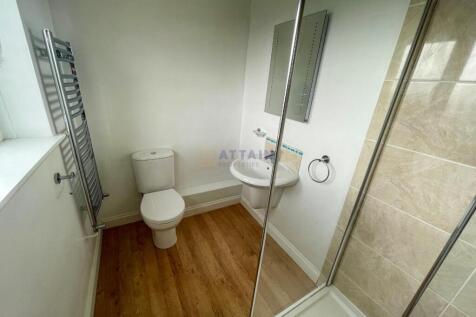 En-suite to Bedroom 3.jpg