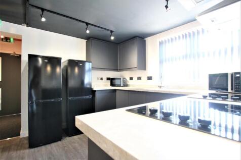 flat 2 kitchen3.JPG