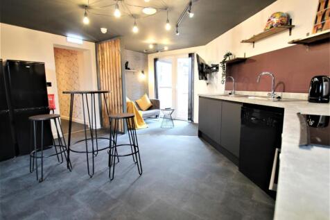 flat 3 kitchen.JPG