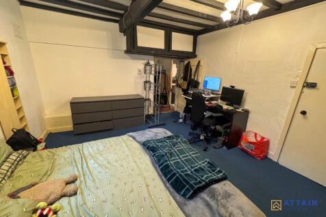 Living - Bedroom - to hall.jpg