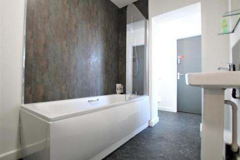 flat 1 bathroom.JPG