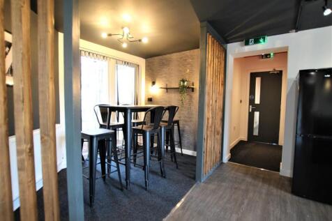 flat 2 kitchen2.JPG