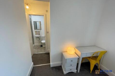 Bedroom to en-suite.jpg