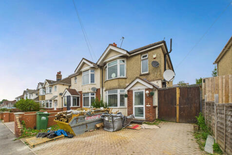 3 Bedroom semi detached home situated within clos