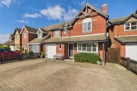 4 bed detached house for sale Topiary Gardens, So