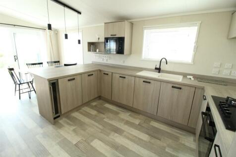 BREAKFASTING KITCHEN AREA