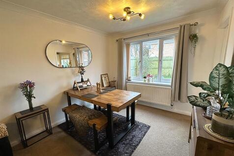 LOUNGE / DINING ROOM