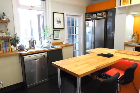 BREAKFASTING KITCHEN