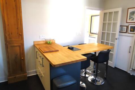 BREAKFASTING KITCHEN